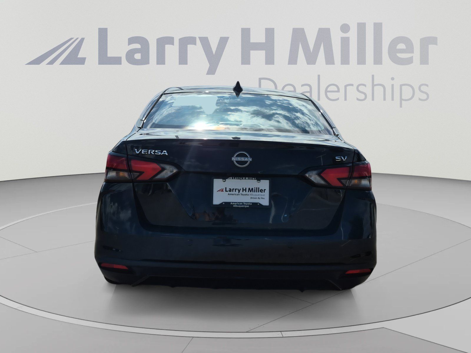 Used 2024 Nissan Versa SV FWD image 4