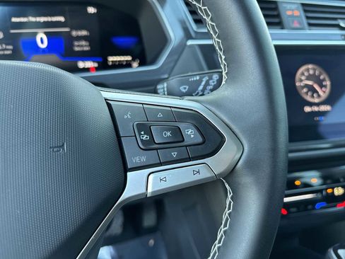 Used 2022 Volkswagen Tiguan SE w/ Panoramic Sunroof Package image 23