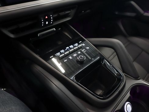 Certified 2025 Porsche Cayenne Coupe image 18