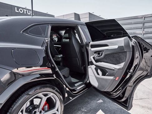Used 2022 Lamborghini Urus AWD/4WD image 26