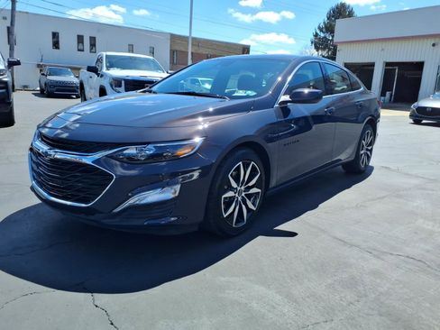 Used 2025 Chevrolet Malibu RS FWD image 1