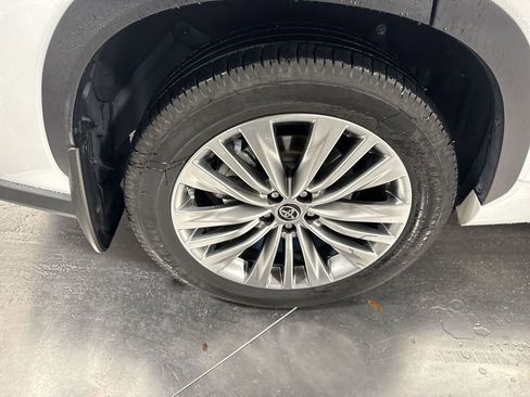 Used 2022 Toyota Highlander Platinum image 13