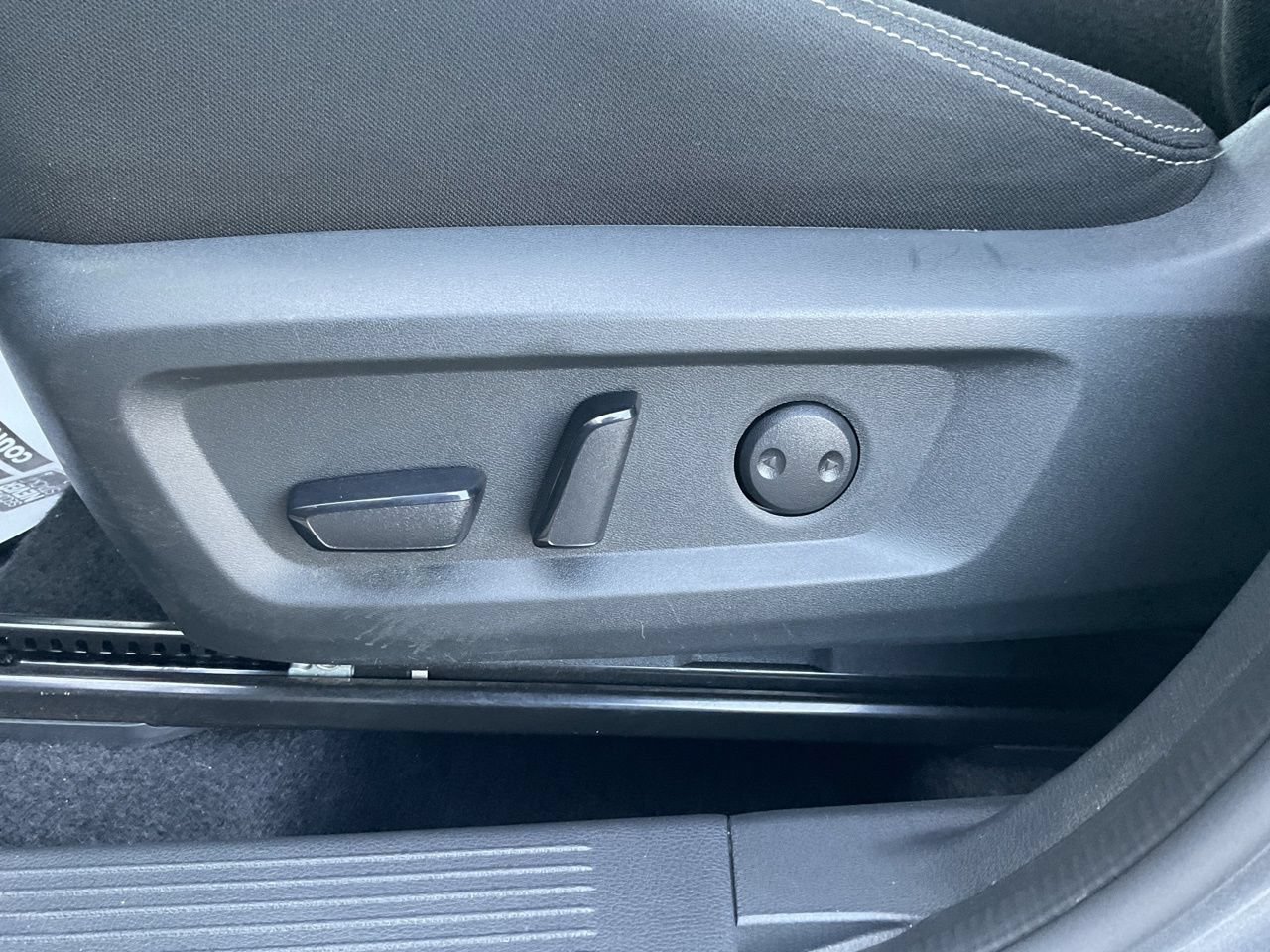Used 2025 Nissan Rogue SV FWD image 9