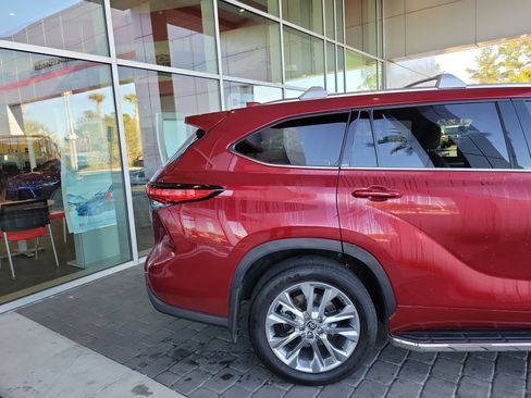 Used 2023 Toyota Highlander Limited image 6