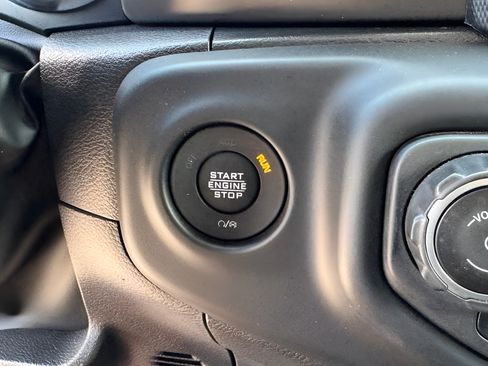 Used 2023 Jeep Gladiator Sport AWD/4WD image 19