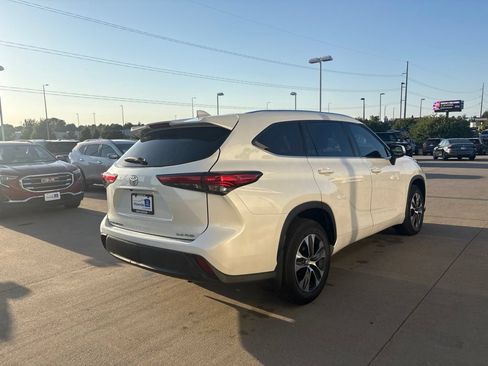 Used 2020 Toyota Highlander XLE AWD/4WD image 5