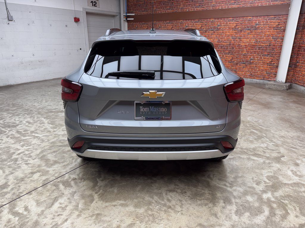 Used 2025 Chevrolet Trax LT w/ Driver Confidence Package FWD image 3