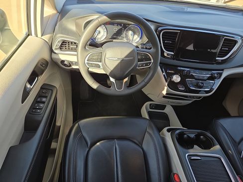 Used 2023 Chrysler Pacifica Touring-L image 10