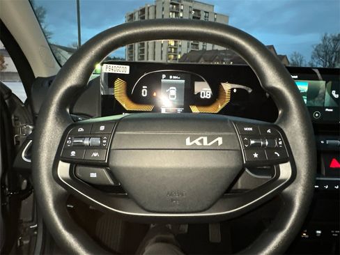 New 2025 Kia K4 LXS image 25