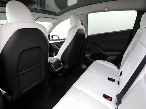 Used 2024 Tesla Model Y Long Range image 18