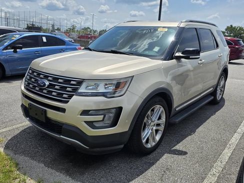 Used 2017 Ford Explorer XLT w/ Equipment Group 201A FWD image 14