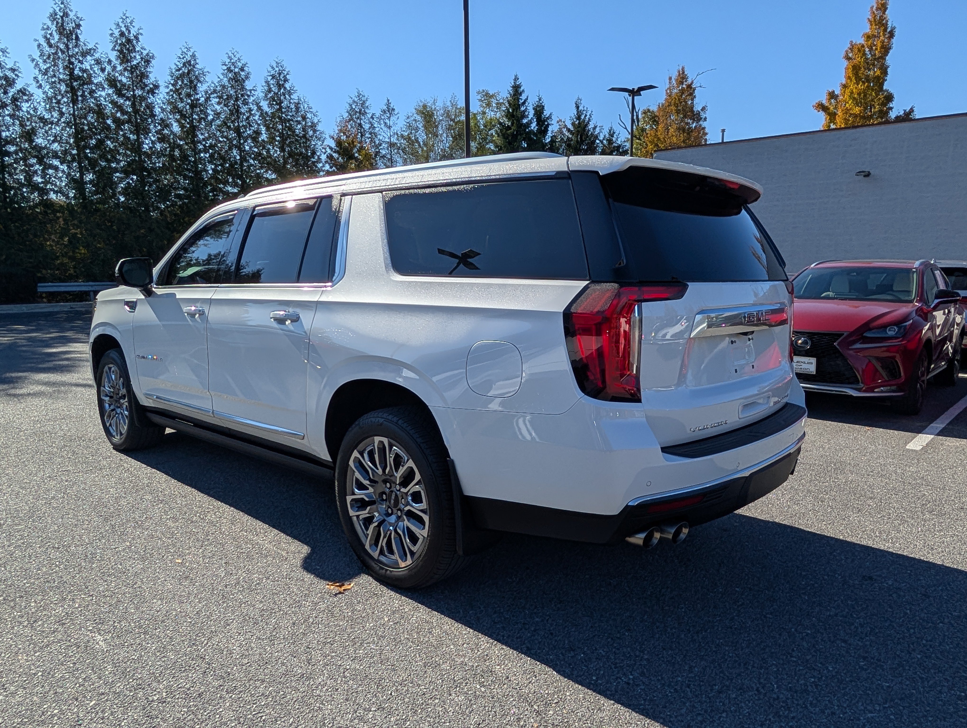 Used 2021 GMC Yukon XL Denali w/ Denali Premium Package AWD/4WD image 5