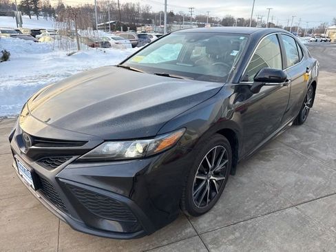 Used 2024 Toyota Camry SE image 3
