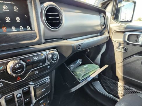 Used 2022 Jeep Gladiator Sport image 16
