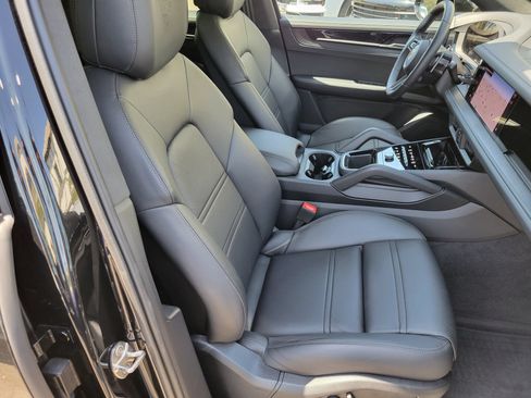 Certified 2025 Porsche Cayenne GTS AWD/4WD image 29