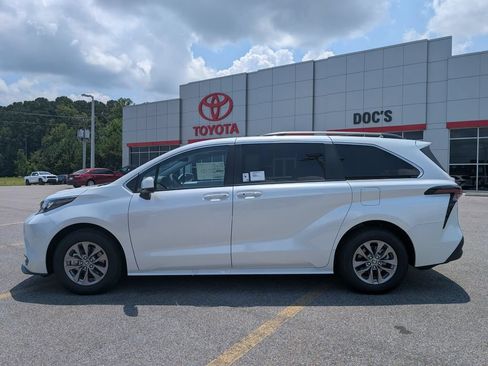 New 2026 Toyota Sienna XLE FWD image 2