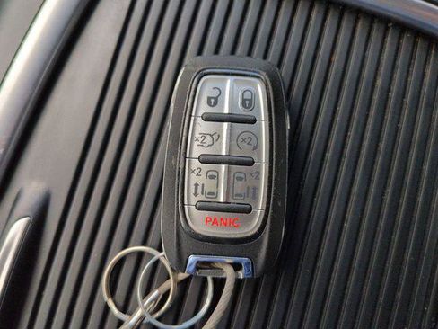 Certified 2024 Chrysler Pacifica Limited FWD image 36
