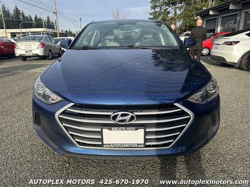 Used 2018 Hyundai Elantra SE image 2