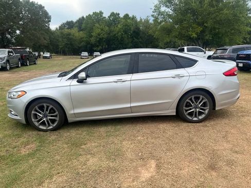 Used 2017 Ford Fusion SE w/ Equipment Group 201A FWD image 6