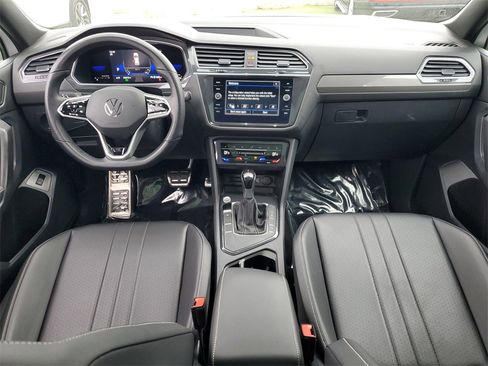 Used 2022 Volkswagen Tiguan SE R-Line image 11