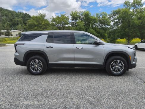 Used 2024 Chevrolet Traverse LS FWD image 8