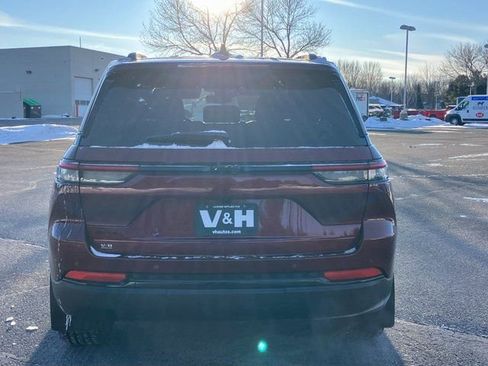 Used 2024 Jeep Grand Cherokee Altitude image 23