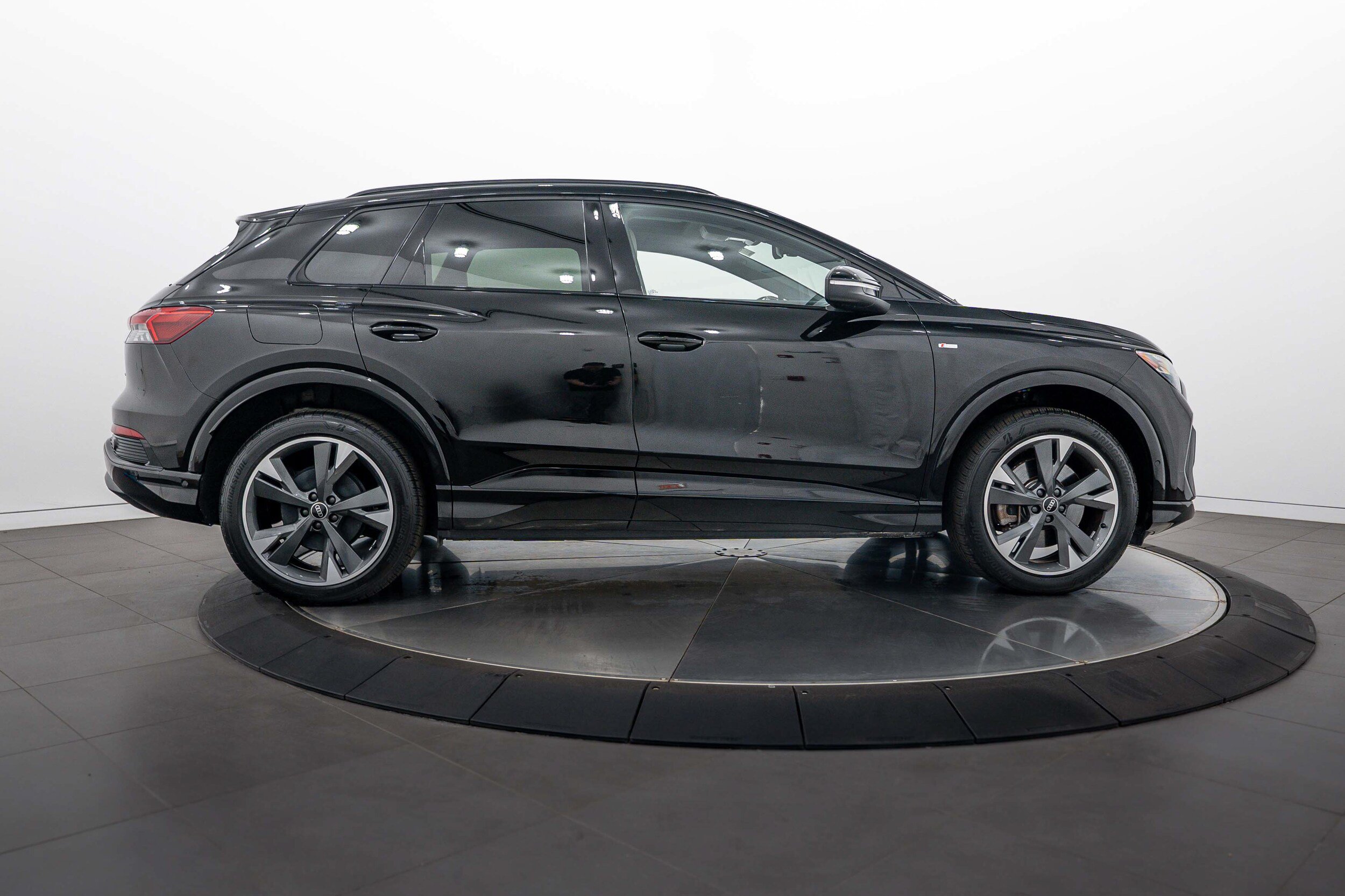 Used 2023 Audi Q4 e-tron Prestige AWD/4WD image 3