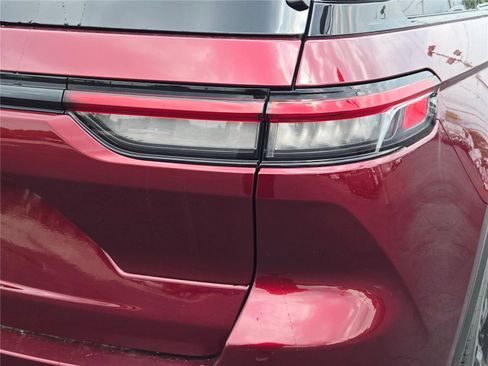 New 2025 Jeep Grand Cherokee Altitude image 12