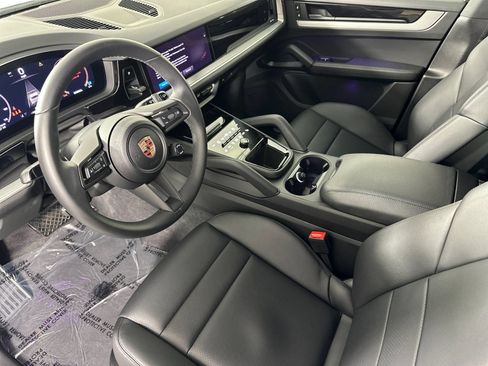 Certified 2025 Porsche Cayenne AWD/4WD image 4