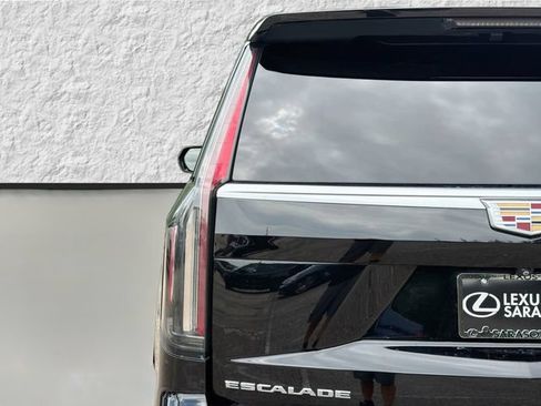 Used 2022 Cadillac Escalade Luxury RWD image 10