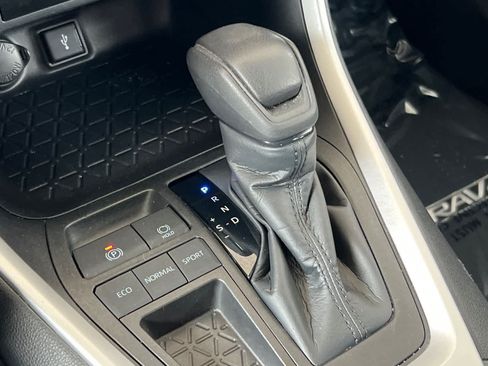 Used 2021 Toyota RAV4 XLE w/ Convenience Package FWD image 23