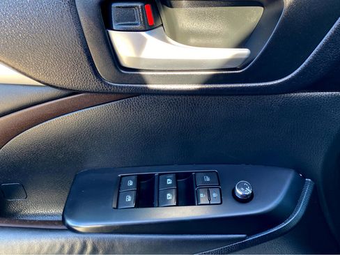 Used 2015 Toyota Highlander XLE image 16