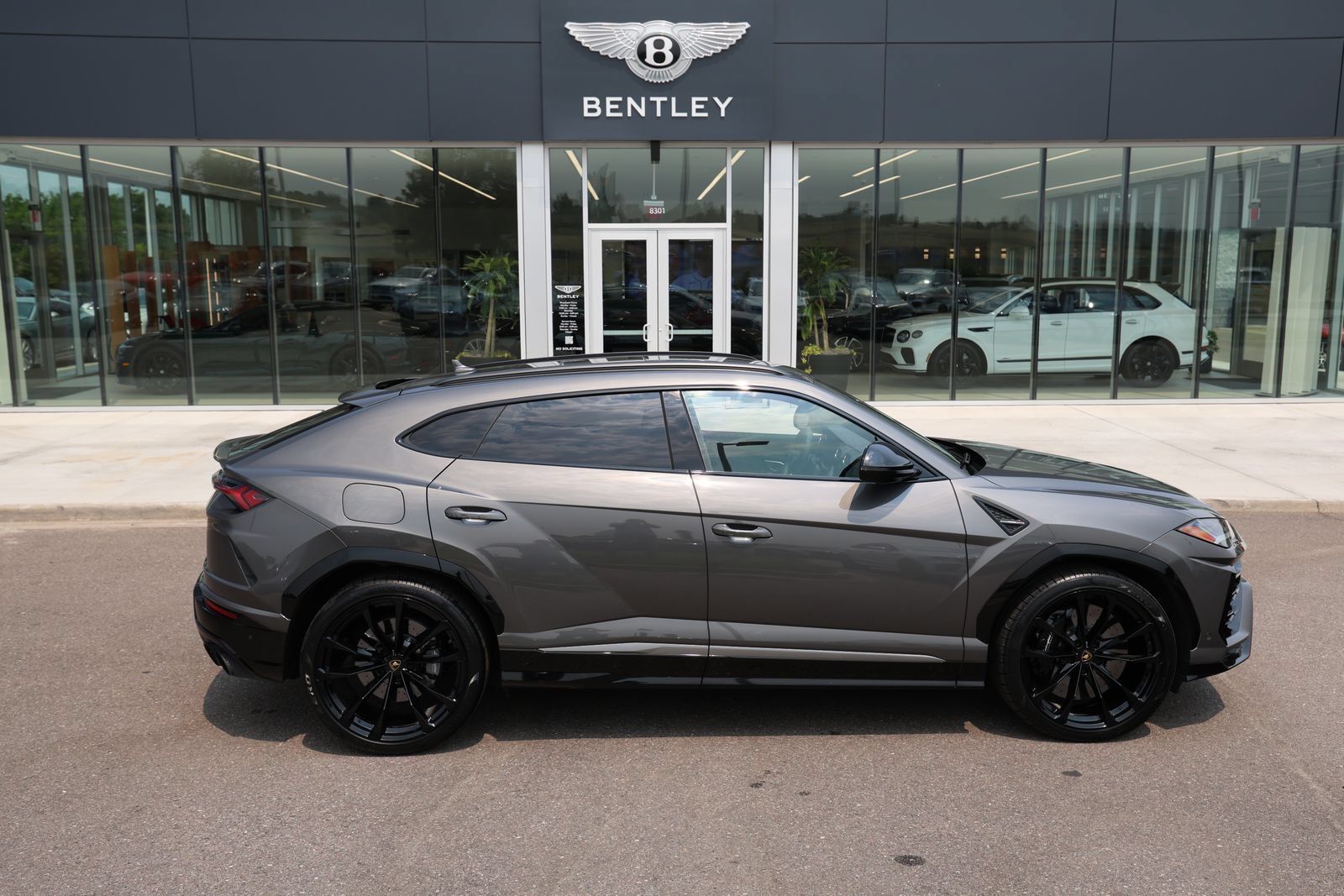 Used 2021 Lamborghini Urus AWD/4WD image 12