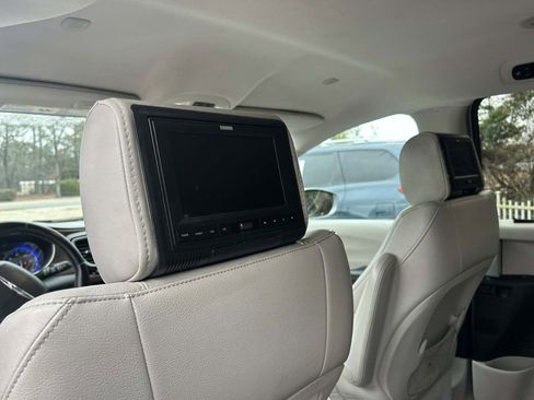 Used 2017 Chrysler Pacifica Touring-L w/ Tire & Wheel Group image 20