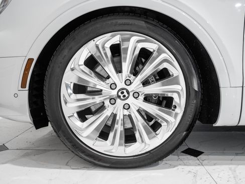 Used 2023 Bentley Bentayga Azure image 6