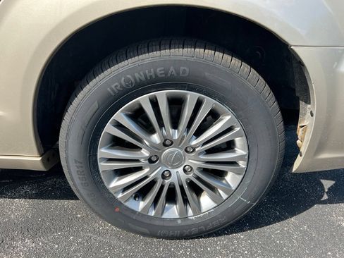 Used 2013 Chrysler Town & Country Touring-L w/ Driver Convenience Group FWD image 41