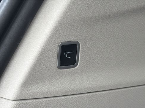 Used 2023 Chrysler Pacifica Touring-L FWD image 18