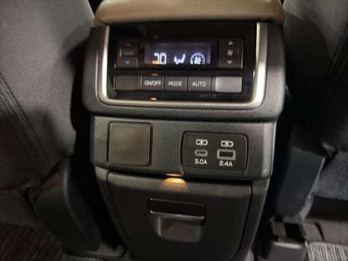 Used 2024 Subaru Ascent Premium w/ Convenience Package image 34