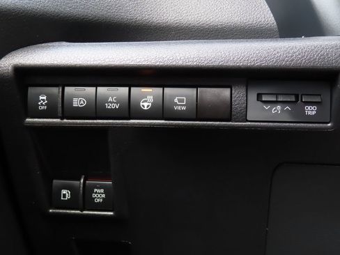 Used 2025 Toyota Sienna Platinum AWD/4WD image 15