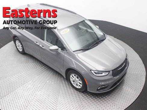 Used 2022 Chrysler Pacifica Touring-L image 3