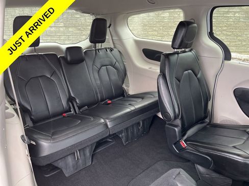 Used 2024 Chrysler Pacifica Touring-L image 14