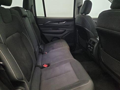 Used 2023 Jeep Grand Cherokee Laredo AWD/4WD image 19
