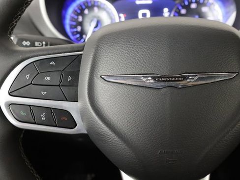 Used 2025 Chrysler Pacifica Select FWD image 8