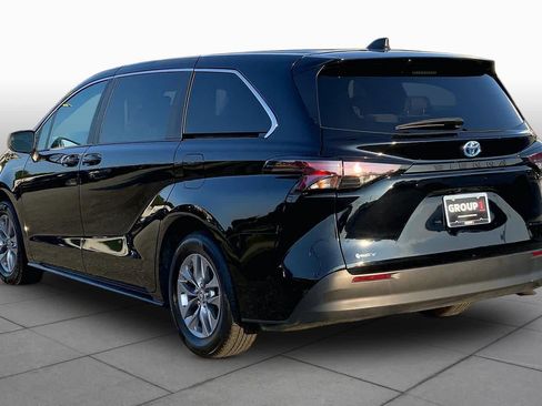 Used 2025 Toyota Sienna LE FWD image 11