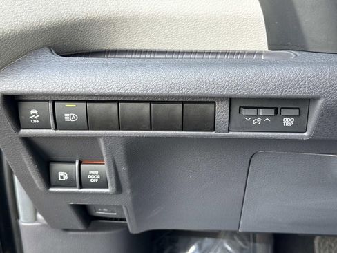 Used 2024 Toyota Sienna XLE FWD image 40