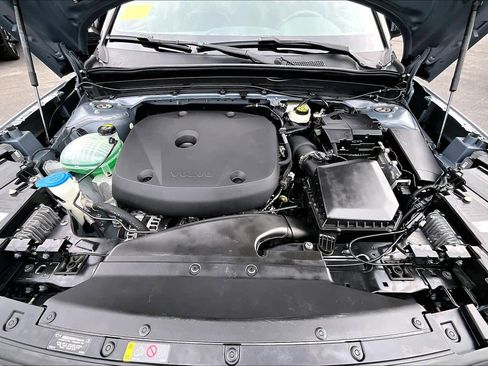 Certified 2022 Volvo XC40 T5 R-Design w/ Advanced Package image 28