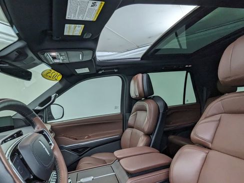 Used 2025 Lincoln Navigator Reserve image 3