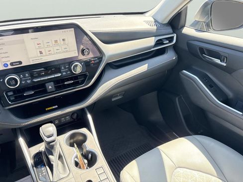 Used 2023 Toyota Highlander Bronze Edition AWD/4WD image 12