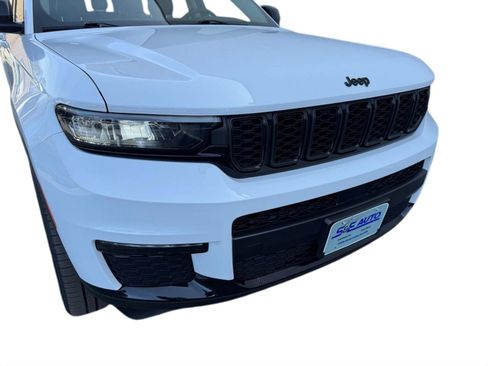 Used 2023 Jeep Grand Cherokee L Limited w/ Black Appearance Package image 10