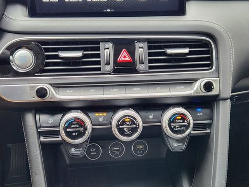 Used 2023 Genesis G70 2.0T image 18